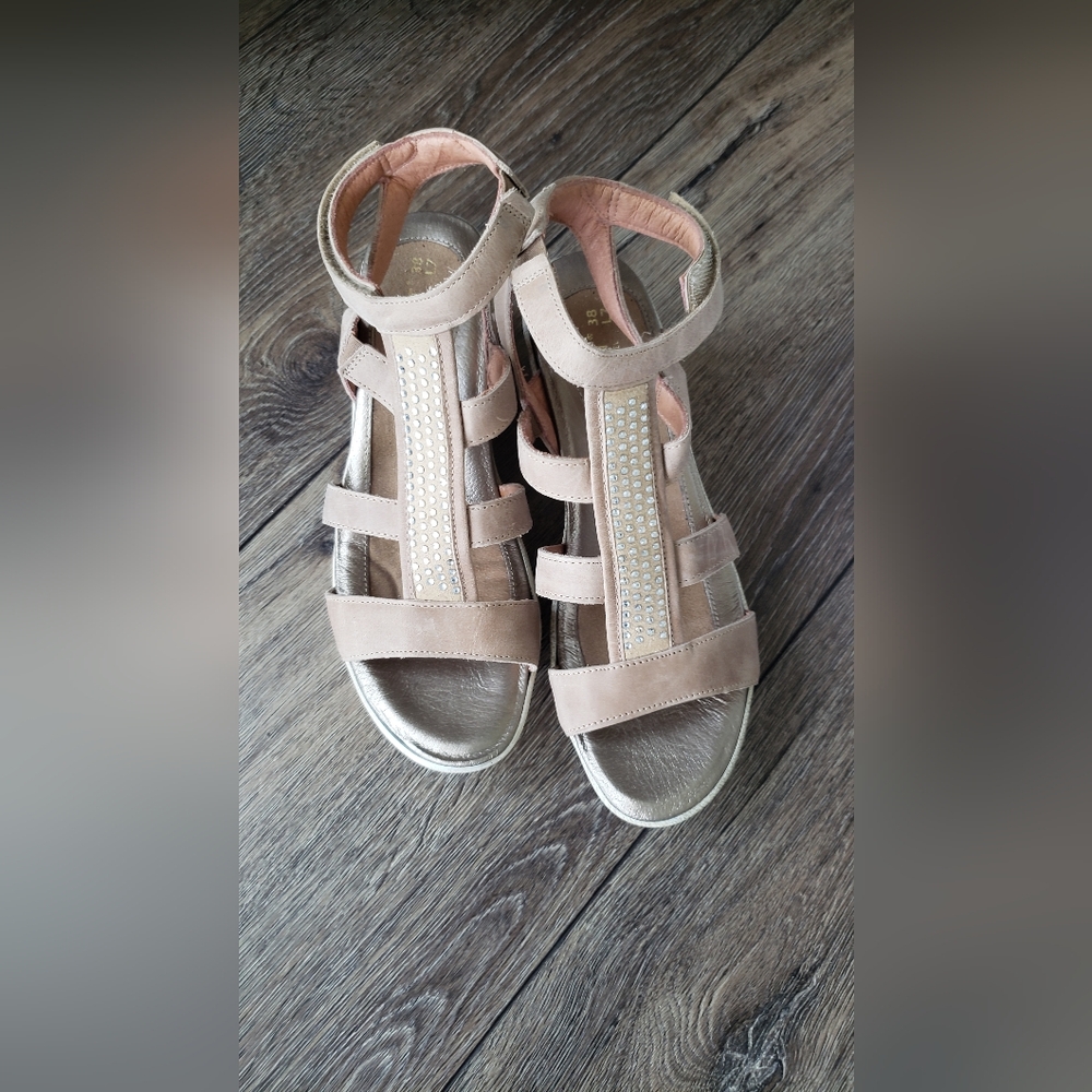 Noat size 7 or 38 wedge